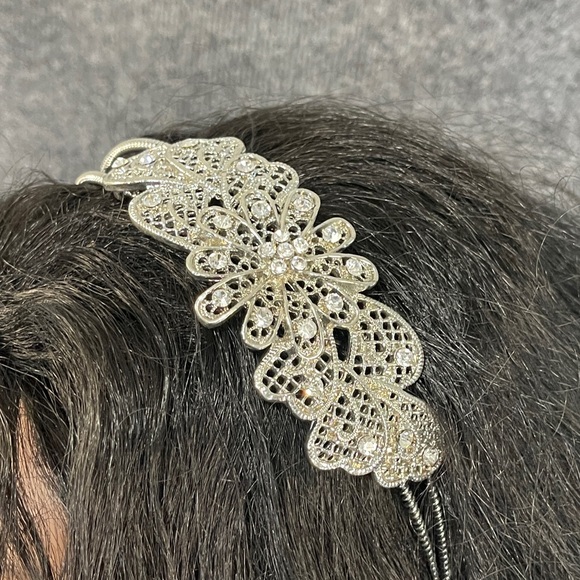 Flower Rhinestone Metal Coil Headband - Picture 4 of 10